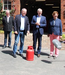Ministerpräsident Stephan Weil (l.), Landrat Dr. Heiko Blume (m.) und Juliane von der Ohe (r.) vor der symbolischen Milchkanne.